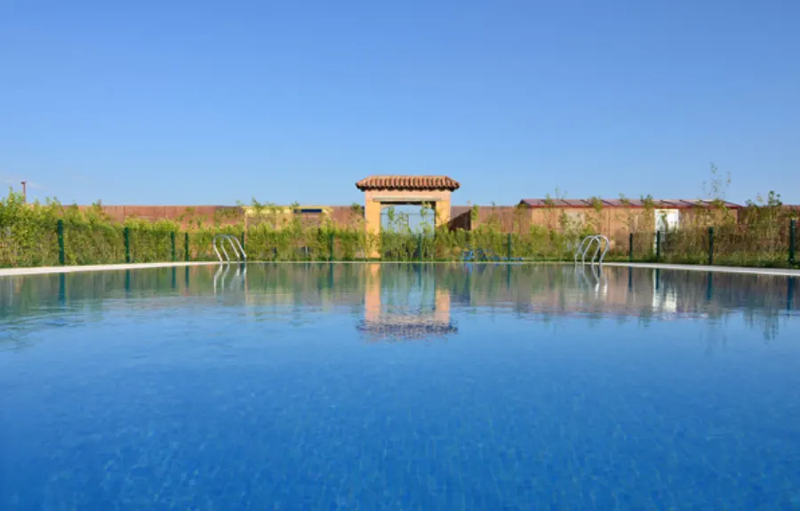 Piscina exterior del hotel
