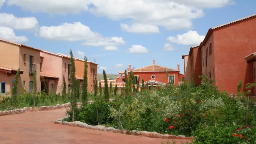 Calles interiores del hotel, entre las casas y los jardines